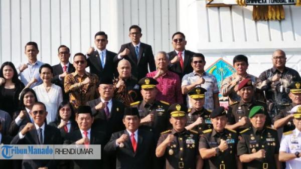 PEMPROV SULUT - Gubernur Sulawesi Utara Yulius Selvanus, Wakil Gubernur Victor Mailangkay, Kapolda Sulut Irjen Pol Roycke Harry Langie, dan rombongan ziarah ke TMP Kalibata, Jakarta, Kamis (11/9/2025). Ziarah tersebut dalam rangka HUT ke-16 Sulut.
