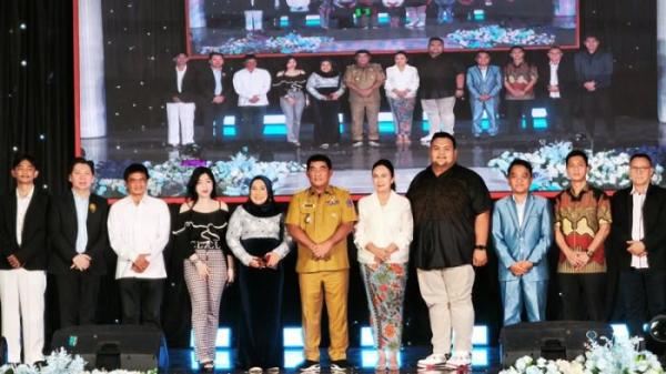 LITERASI - Gubernur Sulut YSK menegaskan literasi memiliki kekuatan besar dalam membentuk arah kehidupan masyarakat. Hal itu dikatakannya dalam acara final Pemilihan Putra Putri Literasi Sulut 2025.