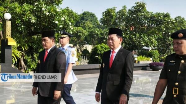 PEMPROV SULUT - Gubernur Sulawesi Utara Yulius Selvanus, Wakil Gubernur Victor Mailangkay, Kapolda Sulut Irjen Pol Roycke Harry Langie, dan rombongan ziarah ke TMP Kalibata, Jakarta, Kamis (11/9/2025). Ziarah tersebut dalam rangka HUT ke-16 Sulut.