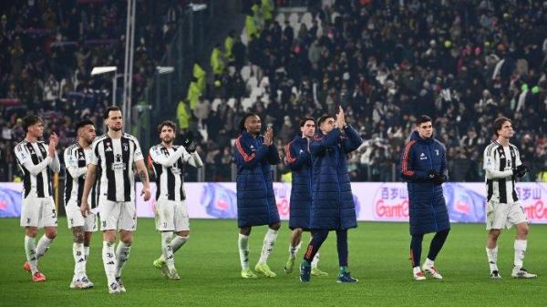Para pemain Juventus memberi penghormatan kepada para penggemar mereka di akhir pertandingan Serie A Italia antara Juventus dan Fiorentina di Stadion Allianz di Turin pada 29 Desember 2024.