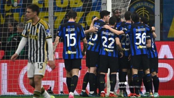 Penyerang Inter Milan asal Prancis #09 Marcus Thuram (tengah) merayakan gol pertama timnya, menyusul gol bunuh diri yang dikaitkan dengan bek Juventus asal Italia #04 Federico Gatti (tidak digambarkan) pada pertandingan sepak bola Serie A antara Inter Milan dan Juventus di San Stadion Siro di Milan, pada 4 Februari 2024.