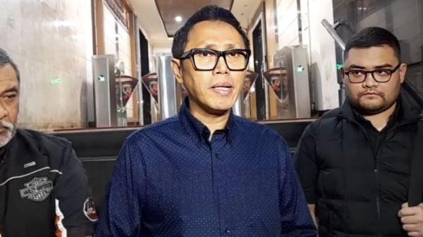 EKO PATRIO MUNCUL- Komedian sekaligus politisi Eko Patrio akhirnya muncul di hadapan publik untuk pertama kalinya setelah penjarahan rumahnya beberapa waktu lalu. Hadir ke Polda Metro Jaya demi menemui tujuh pelaku penjarahan rumahnya.