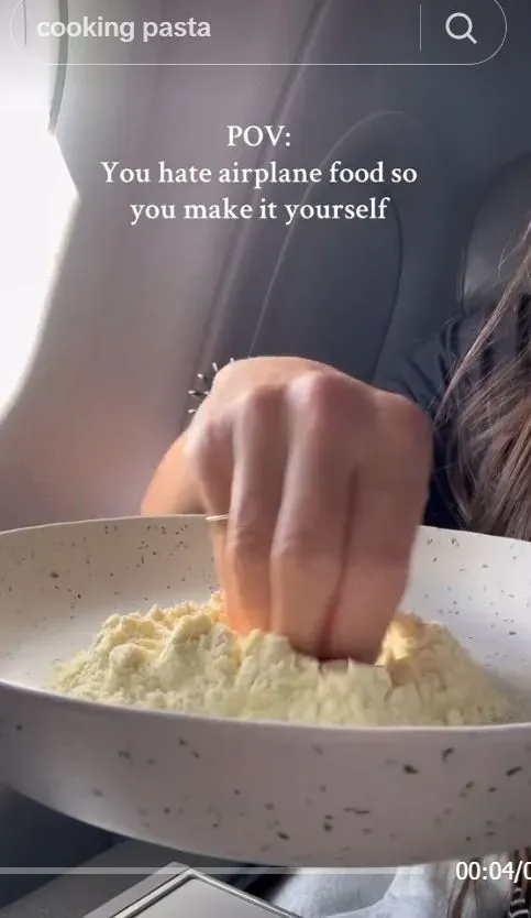 Viral! Influencer Ini Dikecam Gegara Masak Pasta di Pesawat