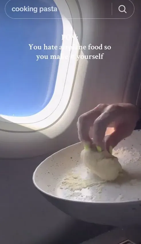 Viral! Influencer Ini Dikecam Gegara Masak Pasta di Pesawat