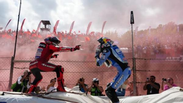 SELEBRASI - Dua pebalap asal Spanyol, Marc Marquez (merah) dan Alex Marquez (biru) yang merayakan raihan podium 1-2 dalam gelaran MotoGP Catalunya 2025 di Sirkuit Montmelo, Barcelona, pada 7 September 2025. (Foto: Laman MotoGP)