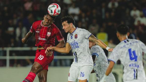BERDUEL - Pesepak bola Persis Solo, Cleylton Santos (kiri) berduel dengan pemain Persijap Jepara, di Stadion Manahan Solo, pada pekan kelima Super League, Sabtu (13/9/2025) malam WIB.