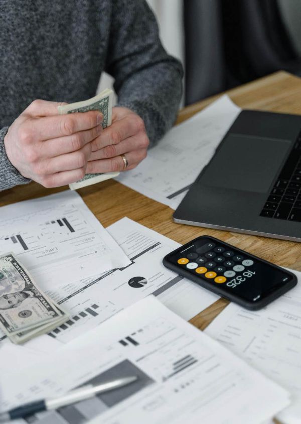 man budgeting his money
