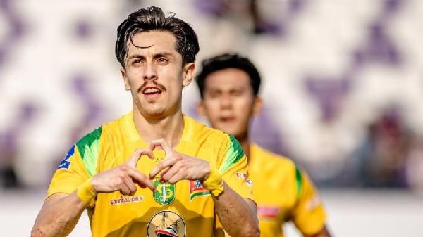 SELEBRASI: Pemain Persebaya, Francisco Rivera merayakan gol ke gawang Persita di Stadion Indomilk, Arena, Tangerang, Sabtu (16/8/2025) sore. Persebaya pada laga pekan kedua Super League 2025/2026 ini menang 0-1.