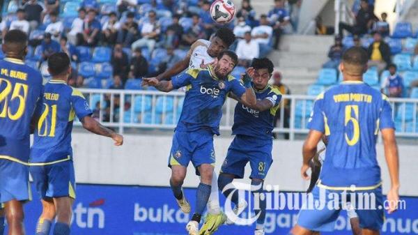 DUEL - Pemain Dewa United Banten FC, Brian Fatari (atas) berduel udara dengan pemain Arema FC dalam laga lanjutan Super League 2025/2026 di Stadion Kanjuruhan, Kabupaten Malang, Jawa Timur, Sabtu (13/9/2025). Arema FC kalah dari Dewa United dengan skor akhir 1-2.