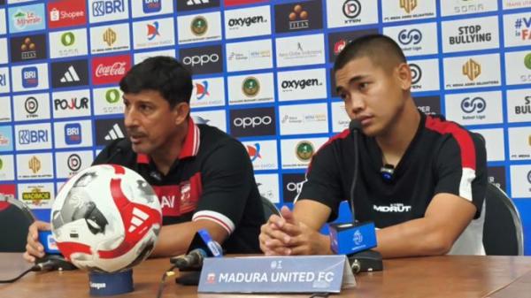 Pelatih Madura United, Alfredo Vera (kiri) dan pemain Ferian Rizki saat jumpa pers setelah pertandingan di Stadion Gelora Madura Ratu Pamelingan (SGMRP), Pamekasan, Jumat (12/9/2025) malam. Laga berakhir 0-0.