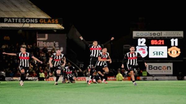 Selebrasi kemenangan heroik Grimsby Town menyingkirkan Manchester United di Piala Carabao 2025/2026.