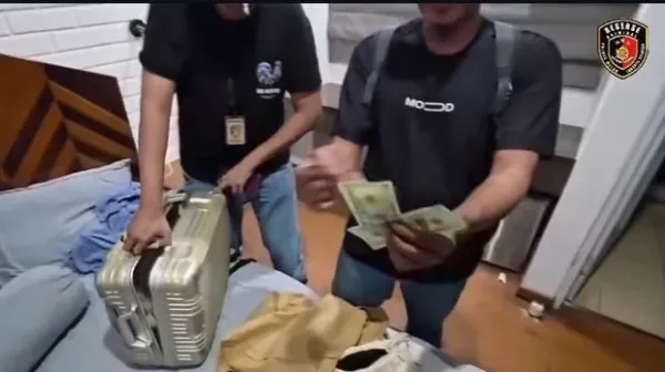 Polisi menangkap dua pria di apartemen di Kalibata, Jaksel. Keduanya ditangkap terkait kasus peredaran uang palsu yang disimpan di apartemen tersebut. (dok Istimewa)