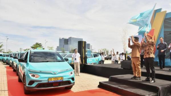 TAKSI LISTRIK - Gubernur Sulsel, Andi Sudirman Sulaiman melepas taksi Green SM sebagai tanda peluncuran, di kawasan Center Point of Indonesia (CPI), Makassar, Sulsel, Senin (15/9/2025). Taksi Green SM menggunakan mobil SUV listrik VinFast VF e34. TRIBUN TIMUR/FAQIH IMTIYAAZ