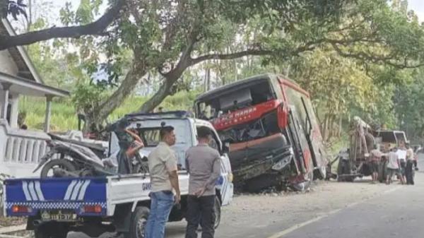 KECELAKAAN MAUT : Kondisi bus pariwisata yang ditumpangi rombongan karyawan Rumah Sakit Bina Sehat Kabupaten Jember setelah kecelakaan di Jalan Raya Sukapura, Desa Boto, Kecamatan Lumbang, Kabupaten Probolinggo, Minggu (14/9/2025).