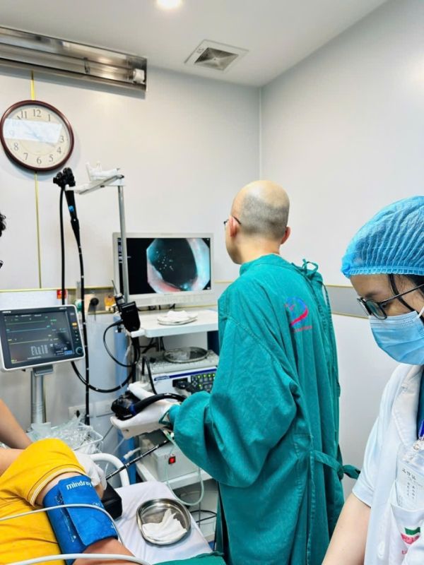 Dr Chuong (in blue) performs an endoscopy on a patient at a clinic in Sept. 2025. Photo by Tu Le