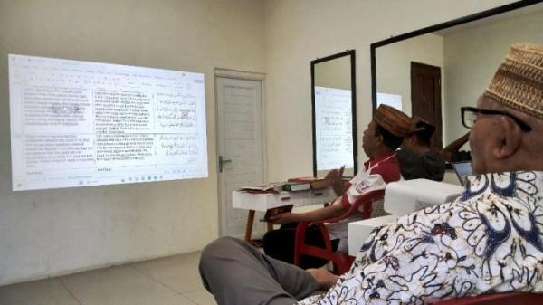 PROSES PENERJEMAHAN - Budayawan dan tokoh agama dikoordinir oleh IPHI Kota Tegal membuat program penerjemahan Alquran ke bahasa Tegal di Gedung Arofah, Senin (15/9/2025). Saat ini penerjemahan sudah berlangsung dua bulan dan sudah menyelesaikan juz 2.