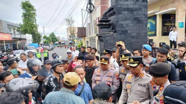 GERUDUK POLRES WONOSOBO - Warga ramai-ramai mendatangi (menggeruduk) Kantor Polres Wonosobo, Senin (15/9/2025). Warga menuntut keadilan terhadap korban Serda Rahman Setiawan (41) anggota TNI Kodim 0707/Wonosobo yang tewas dibacok. Mereka meminta agar pelaku dihukum mati.