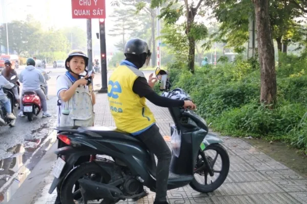 Students living in Zone B of the Vietnam National University HCMC dormitory complex take ride-hailing motorbikes to class after waiting for too long for buses on Sept. 10. Photo by Read/Nhu Ngoc