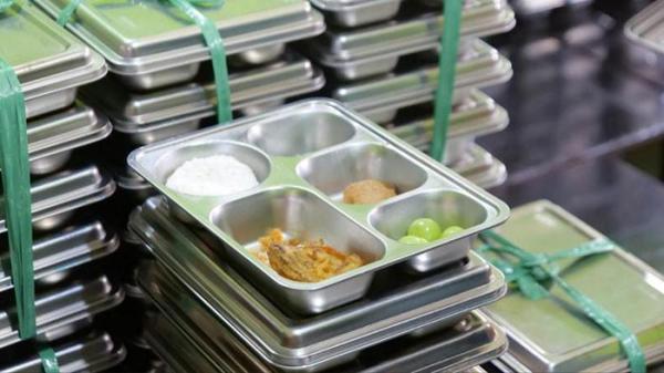 SPPG Kecamatan Klakah: Potret kondisi makanan bergizi gratis hasil produksi Satuan Pelayanan Pemenuhan Gizi (SPPG) Kecamatan Klakah. Baru baru ini, menu makanan dari SPPG Klakah diragukan kualitasnya hingga siswa tidak langsung menyantapnya dan lebih memilih dibawa pulang.