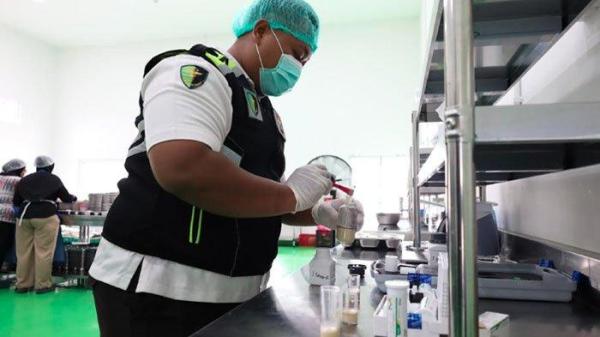 SAMPEL MBG - Personel Sidokkes Polres Tulungagung melakukan uji sampel Makanan Bergizi Gratis (MBG) Satuan Pelayanan Pemenuhan Gizi (SPPG) Sambirobyong, Kecamatan Sumbergempol, Kabupaten Tulungagung, Jawa Timur, Senin (15/9/2025). Uji sampel laboratoris ini untuk memastikan keamanan pangan sebelum MBG didistribusikan ke sekolah-sekolah, ibu hamil dan balita.