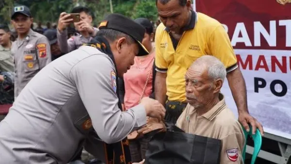 Bantuan untuk korban bencana alam banjir bandang dan tanah longsor di Nagekeo NTT dikawal langsung Kakorbinmas Baharkam Polri Irjen Edy Murbowo, Selasa (16/9/2025).