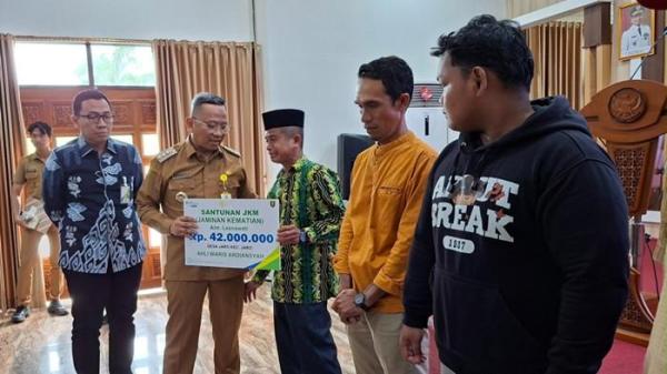 Secara simbolis santunan jaminan kematian BPJS Ketenagakerjaan SD