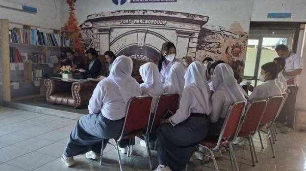 DIBERHENTIKAN SEPIHAK - 11 siwa yang diberhentikan sepihak oleh SMAN 5, Kota Bengkulu mendatangi, Kantor Perwakilan Ombudsman, Bengkulu, Senin (15/9/2025). Para orang tua mengeluhkan terkait nasib anak-anaknya yang telanjur masuk sekolah.