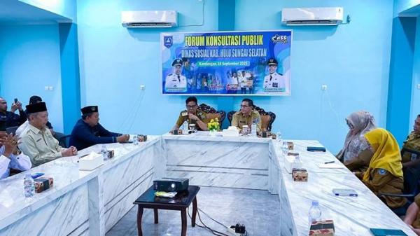 Wabup HSS Suriani (kiri) didampingi Kadinsos Nordiansyah (1