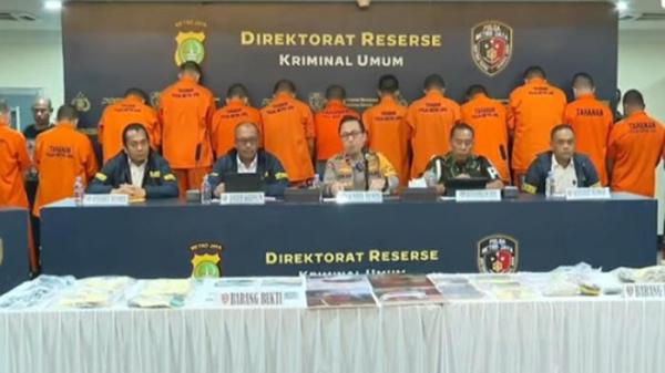 PERS RILIS- 15 tersangka kasus penculikan dan pembunuhan kacab bank dihadirkan dalam Konferensi pers, Selasa, (16/9/2025). Pelaku Ken sempat mengajak Ilham Pradipta (37), Kacab Bank BUM untuk kerja sama memindahkan rekening dormant ke rekening penampungan, berujung dibunuh