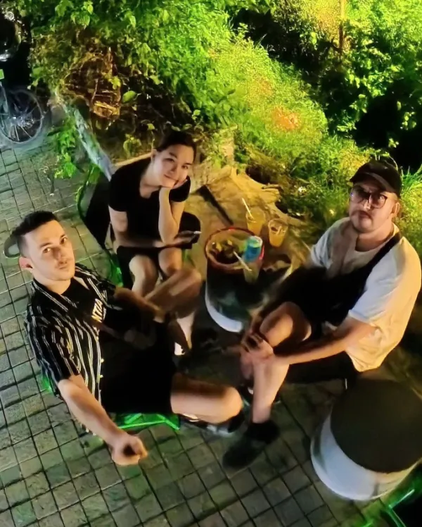Joe (far left), the French drank lemon tea on the sidewalk with friends in Tay Ho ward, Hanoi, September 2025. Photo: Character provided