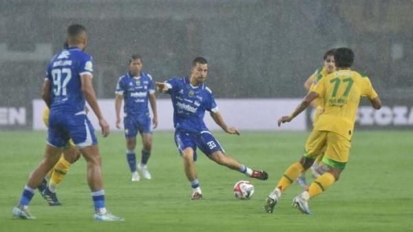 Gelandang anyar Persib, Thom Haye menjalani debut bersama Persib Bandung dengan raihan kemenangan 1-0 atas Persebaya Surabaya pada pertandingan pekan ke-5 Super League 2025/26 di Stadion Gelora Bandung Lautan Api (GBLA), Jumat, 12 September 2025.