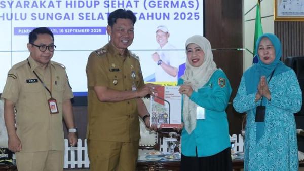 SERAHKAN LAPORAN-Wabup HSS Suriani menyeradd