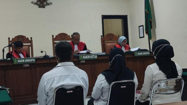 PEMBELAAN - Sebanyak tiga terdakwa kasus PPDS Undip mengikuti persidangan dengan agenda pembelaan di Pengadilan Negeri Semarang, Rabu (17/9/2025).