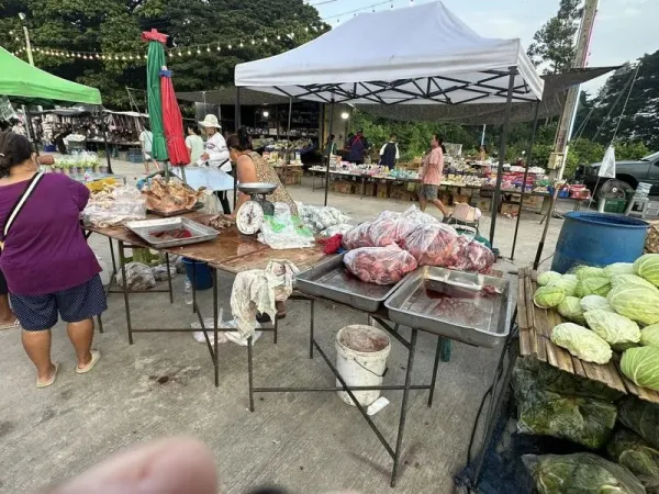Curangi Konsumen! Pedagang Ini Palsukan Daging Babi Jadi Daging Sapi.