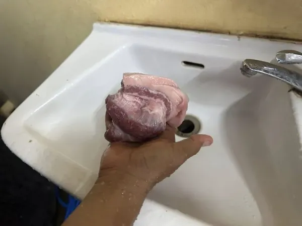 Curangi Konsumen! Pedagang Ini Palsukan Daging Babi Jadi Daging Sapi.