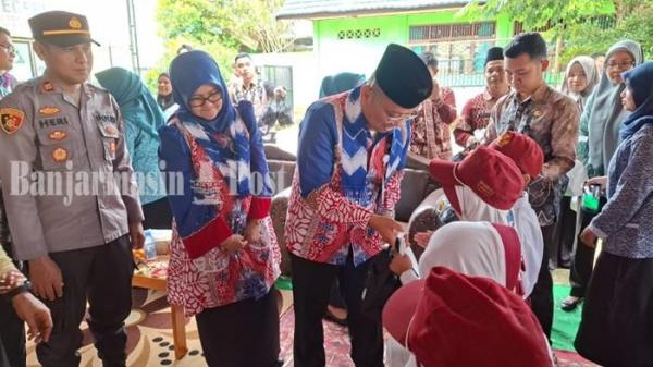 Bupati Tabalong HM Noor Rifani didampingi Ketua TPD