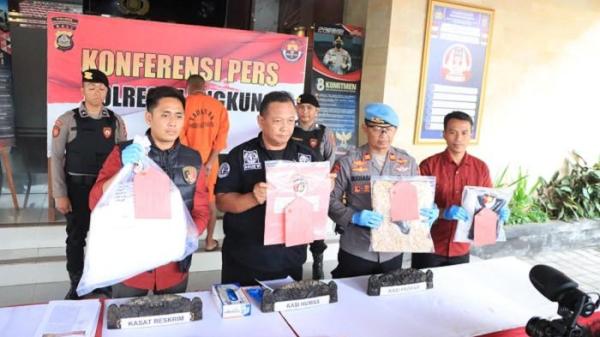 PELAKU - Aparat Polres Klungkung menggiring BKW (22), pelaku pemerkosaan terhadap wisatawan asing di Nusa Penida, Kamis (18/9/2025).