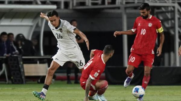 BEREBUT BOLA - Penyerang Timnas Indonesia, Miliano Jonathans (kedua kiri) diadang pesepak bola Lebanon dalam pertandingan FIFA Matchday di Stadion Gelora Bung Tomo, Surabaya pada Senin (8/9/2025) malam. TRIBUNNEWS/Muhammad Nursina