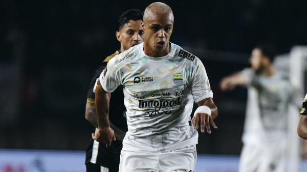 Gelandang Persib Bandung, Wiliam Marcilio saat melawan Dewa United di Piala Presiden 2025 di Stadion Si Jalak Harupat, Bandung, Selasa (8/7/2025).