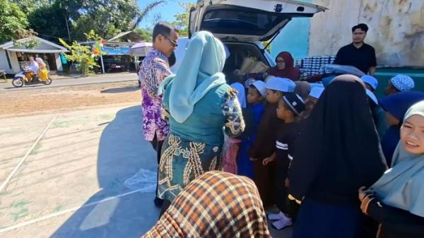 PT Pamapersada Nusantara Distrik BBSO, Jumat (19/9/2025) memberikan 90 tas ransel 2