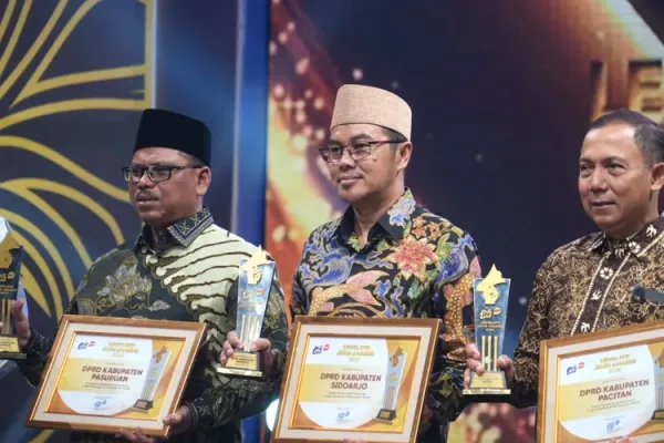 penghargaan-DPRD-Jatim-3.jpg