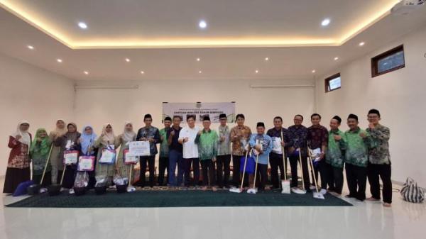 Ketua Umum PW PGM Indonesia Provinsi Bali Dr. Drs. KH Abu Siri, M.Pd.I didampingi CEO Talitha Group, Prof. Dr. H. Nurianto, MH, Kepala Seksi Pendis Kemenag Kota Denpasar H. Antoni, S.PdI, Ketua BAZNAS Provinsi Bali H. Yunus Naim, Ketua Yayasan Kalifa Nusantara, Direktur Madrasah Kalifa Nusantara dan seluruh Pengurus PW PGM Indonesia Provinsi Bali saat memberikan bantuan kepada kepada 43 guru madrasah, pada Kamis, 18 September 2025.