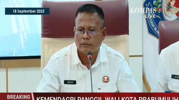 MINTA MAAF : Wali Kota Prabumulih H Arlan Saat Memberikan Keterangan di Konferensi Pers di Gedung Kemendagri, Kamis (18/9/2025), H Arlan Meminta Maaf dan Berdamai Kepsek SMPN 1