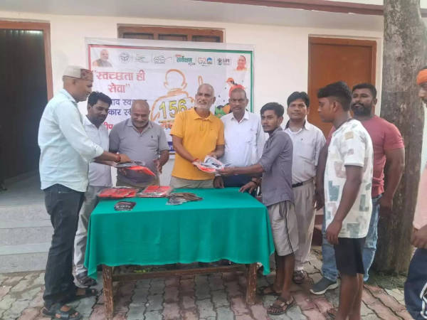 Cleanliness campaign in Maharajganj under Swachhta Hi Seva Abhiyan