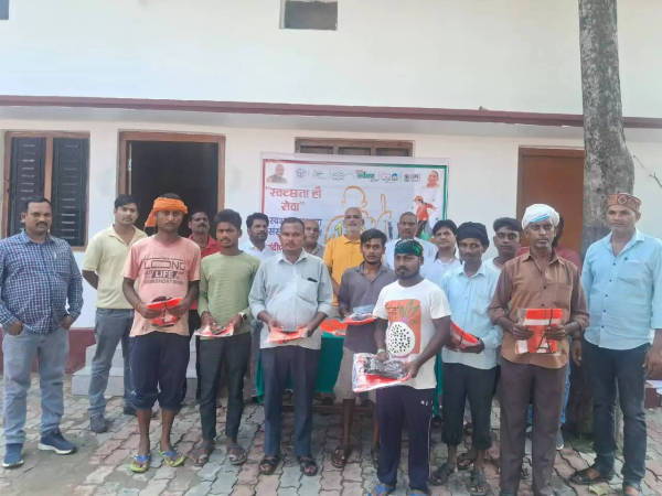 Cleanliness campaign in Maharajganj under Swachhta Hi Seva Abhiyan