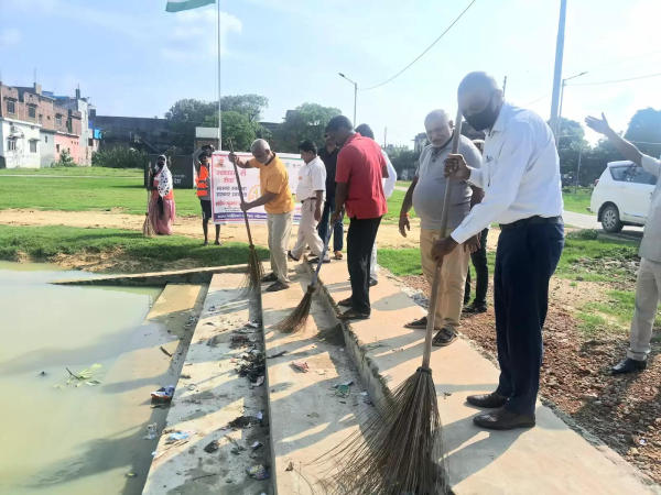Cleanliness campaign in Maharajganj under Swachhta Hi Seva Abhiyan