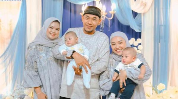MENANGIS - Mpok Alpa semasa hidup berfoto bersama suami dan tiga anaknya.