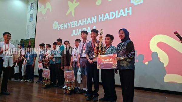 Kepala SMAN Banua Kalsel, Risa Lisdariani, menyerahkan hadiah bmc