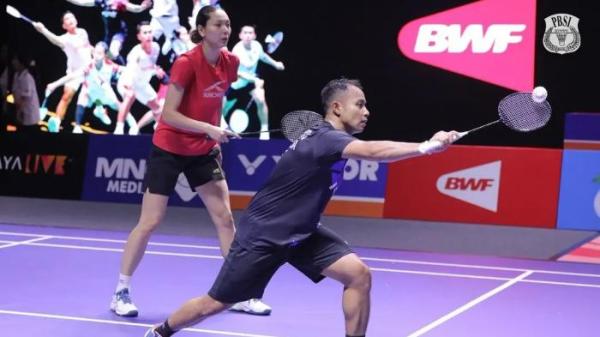 UJI LAPANGAN - Momen ganda campuran Rehan Naufal Kusharjanto/Gloria Emanuelle Widjaja melakoni uji coba lapangan di Indonesia Open 2025 di Istora Senayan, Jakarta, Senin (3/6/2025). Karpet biru menjadi warna baru di Indonesia Open 2025.