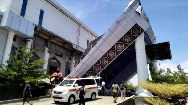 ATAP AMBRUK - Atap depan Kantor Pemerintahan Terpadu (KPT) Brebes, ambruk, Minggu (21/09/2025). Proses evakuasi korban yang tertimpa reruntuhan atap sedang dilakukan.